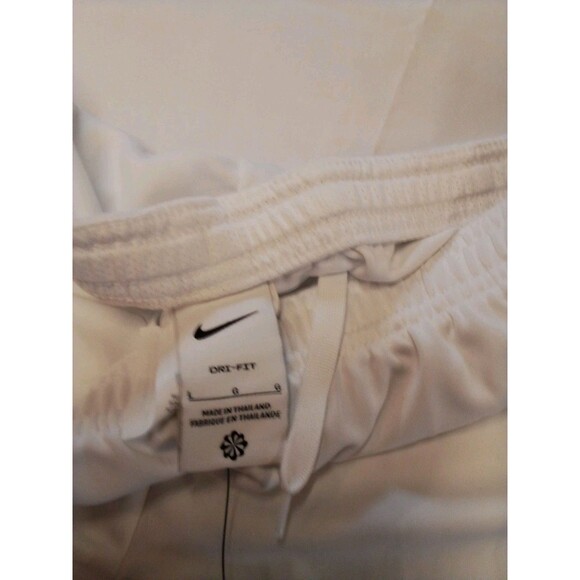 Women's Nike White Standard Fit Shorts Size Large Nwt Tag Attached Small Stain - Picture 5 of 12